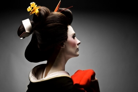 [URL=https://twitter.com/Stana_Katic/status/15338393008]@STANA_KATIC[/URL] Foto de uma sessão Geisha. Passei semanas sob a tutela de Yuko Koach tentando aprender o que pude sobre esse mundo.
Palavras chave: TWITTER;2010;sessão de fotos;Bazille