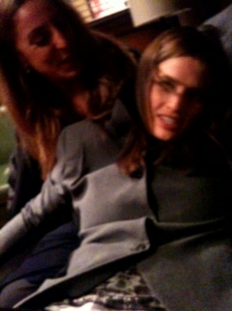 [URL=https://twitter.com/Stana_Katic/status/20562825815]@STANA_KATIC[/URL] Brincando com uma das meninas do Departamento de Cabelo e Maquaigem. Quando se trabalha até tarde assim, ajuda muito gostar das pessoas com quem trabalha.
Palavras chave: TWITTER;2010;Castle;bastidores