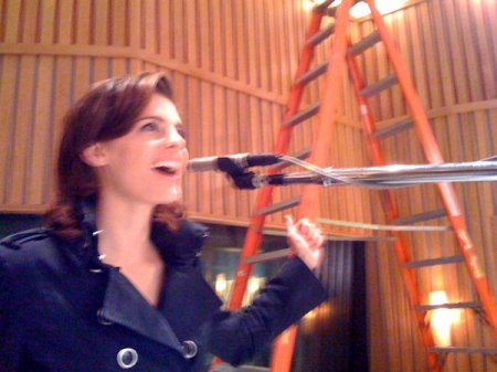[URL=https://twitter.com/Stana_Katic/status/21101855857]@STANA_KATIC[/URL] Duas fotos que vocês devem curtir do ano passado. quando gravamos no Capitol Records, nosso camera man me flagrou soltando a voz.
Palavras chave: Twitter;2010;CASTLE;BASTIDORES;Famous Last Words;2ª temporada