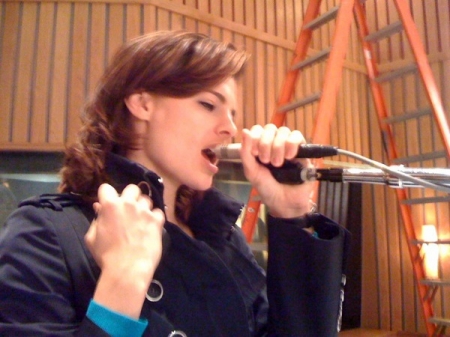 [URL=https://twitter.com/Stana_Katic/status/21102093573]@STANA_KATIC[/URL] Aí vem a balada. :) Muita música incrível foi gravada nesta sala. Arrepios. Amei este dia!
Palavras chave: TWITTER;2010;CASTLE;BASTIDORES;Famous Last Words;2ª TEMPORADA