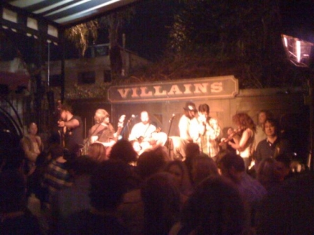 [URL=https://twitter.com/Stana_Katic/status/30898348764434432]@STANA_KATIC[/URL] O LA Hootenanny tocando ótima música no Villains. X Stana
Palavras chave: TWITTER;2011;LA Hootenanny