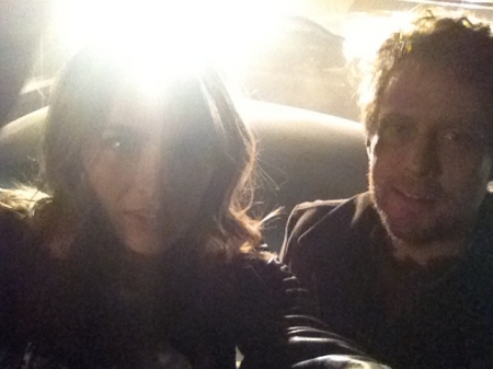 [url=https://twitter.com/Stana_Katic/status/155526739999731712]@Stana_Katic[/url] Na frente de um GTO gangaster com o produtor/roteirista David Amann, na primeira parte do nosso 2-parter.
Palavras chave: David Amann;Castle;bastidores;bts;Pandora;4ª temporada