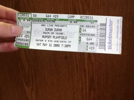 [url=https://twitter.com/Stana_Katic/status/161502236374073345]@Stana_Katic[/url] Minha nossa! Olhem o que encontrei!! O ingresso do show que fui com @NathanFillion quando estávamos gravando o piloto de Castle!!
Palavras chave: Nathan Fillion;Castle;Duran Duran;Twitter;2012