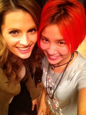 [url=https://twitter.com/Stana_Katic/status/168083114097258496]@Stana_Katic[/url] Minha amiga @missbaitbunny de Hong Kong. Um grande 'oi' à Ásia. Talvez Beckett fique um estilo meio "Corra, Lola, Corra" na próxima temporada. ;)
Palavras chave: 2012;Twitter