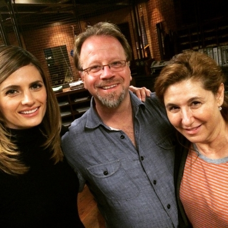 [url=https://instagram.com/p/1sEMVZx4eN/]@drstanakatic[/url]: Bastidores de #Castle 23: Muitas coisas da história de "Castle" vieram desses dois. Me lembro de gravar o piloto com Terri Edda Miller & Andrew Marlowe em Nova Iorque. Éramos tão novos na TV na época. Tão verdes. Aprendemos muito nestes anos. O que vocês assistiram e os personagens por quem se apaixonaram jamais teriam existido se não fosse pelo criador de "Castle" Andrew Marlowe.
Andrew & Terri escreveram o finale. Um dos meus momentos preferidos de Beckett de todos os tempos está nesse epi.
Obrigada, Andrew. Obrigada, Terri... Por me darem uma mulher capaz, complexa, apaixonte & formidável para interpretar. "Castle" não seria o que é sem vocês.
