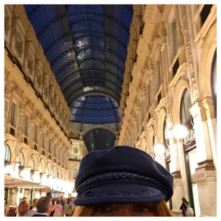 [url=https://twitter.com/Stana_Katic/status/657261749578502144]@Stana_Katic[/url]: TBT: meu chapéu na Galeria. E eu.

#Milão

Quase uma selfie 😜 

