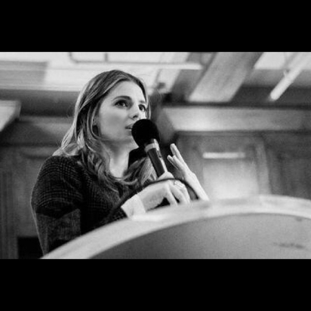 [url=https://instagram.com/p/937f_sx4a7/]@drstanakatic[/url]: Eu jamais colocaria falar em público na minha lista de "habilidades especiais," mas precisei fazer isso diversas vezes nos últimos anos. Dito isso, a experiência me ensinou quão importante é ter essa habilidade, ainda mais para jovens mulheres. Suas perspectivas em ciência, economia, relações internacionais, etc. irão influenciar o rumo do nosso globo. Então, #TomemOPalanque. Sejam corajosas & se envolvam em política estudantil, governo municipal, etc. Dê uma voz ao seu ponto de vista & e ajude a fazer uma diferença positiva para nosso planeta. 🌍🌏🌎
Eu. Falando no seminário #InHerShoes.
