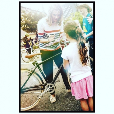 [url=http://instagram.com/p/BPwJQj3g6fS]@drstanakatic[/url]: Sexta do Fã: Pare o trem, Batman... essa pequenina era fofa demais. #FãzinhosArrasam 🚲
