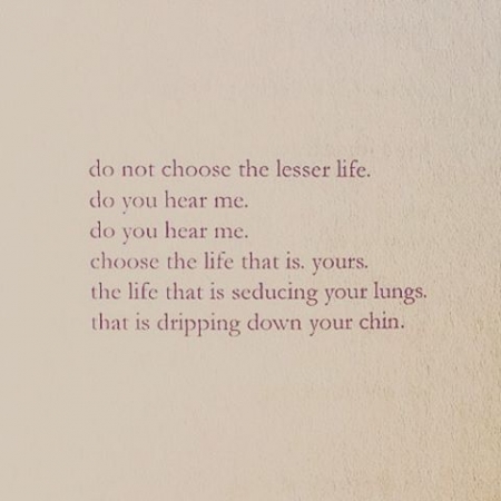 [url=http://instagram.com/p/BQCmvK-AGML]@drstanakatic[/url]: - Nayyirah Waheed

("não escolha a vida inferior.
está me ouvindo.
está me ouvindo.
escolha a vida que é. sua.
a vida que seduz seus pulmões.
que pinga do seu queixo.")
