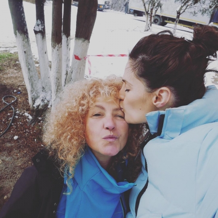 [url=https://instagram.com/p/BRtTpvNA1kT]@drstanakatic[/url]: Amo essa leoa. Toni, nossa cabeleireira no set, foi uma cantora de baladas anos atrás. 🎶 Não passa um dia sem que eu peça uma música para essa mulher incrível. #VidaNoSet #BulgáriaCheiaDeTalentos #Cabeleireira #AEquipeQueCantaJuntaVenceNaVida
