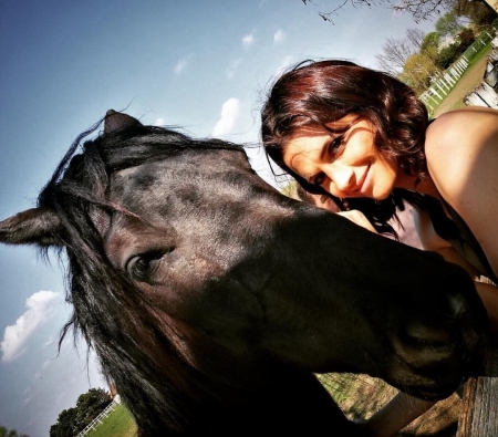 [url=http://instagram.com/p/BSWJlv8gxjn]@drstanakatic[/url]: Um alô a todos os #CavalosNegros*.

(*na tradução literal, para combinar com a foto. Em português. "dark horse" seria "zebra," aquele que vem por fora do páreo e surpreende.)
