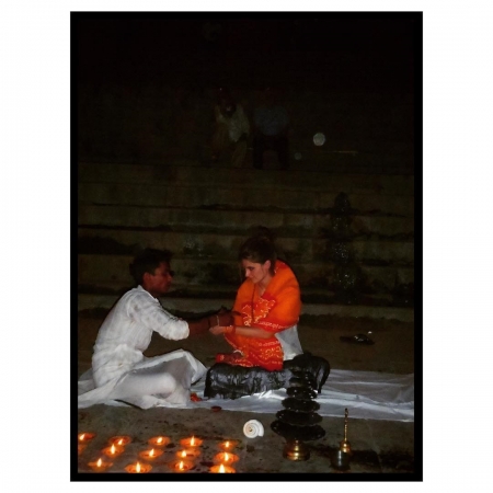 [url=http://instagram.com/p/BUlHnhIgndl]@drstanakatic[/url]: Mais um #FBF para quando participei de um Aarti* no Rio Ganges em Varanasi. 🔥 Tenho muita sorte de poder vivenciar a cultura, o estilo de vida e as crenças de pessoas pelo nosso mundo. #UmMundoCheioDeGenteMaravilhosa #ÍndiaDoMeuJeito

(*Ritual religioso hindu de adoração, parte da puja [oferenda], no qual lamparinas embebidas em ghee [manteiga purificada] ou cânfora é oferecida a uma ou mais divindades.)

