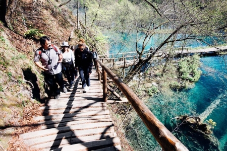 [url=http://instagram.com/p/BVNwspXhkPm]@drstanakatic[/url]: Tour dos #LagosPlitvica com o incrível biólogo/conservacionista-- Roman Ozimec. Espero que essas fontes de água imaculadas continuem valorizadas & proteginas para que várias gerações a aproveitem. 🍃🌱 #Flora #Fauna #NaturezaExtraordinária #MeioAmbiente #AmoMinhaH2O 🌲🌳
