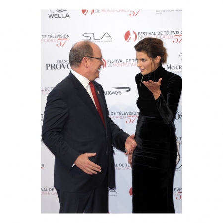 [url=http://twitter.com/Stana_Katic/status/875895687434575872]@Stana_Katic[/url]: Dando risadas com Sua AltezaSerena Príncipe Albert de Mônaco. Uma noite especial.
