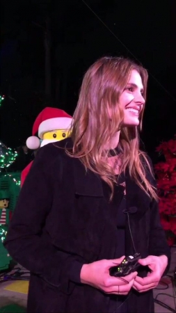 [url=http://facebook.com/stanakaticfanpage/photos/a.10151157352656674.438260.284801801673/10154578026611674]Stana Katic[/url]: #FBF: relembrando de épocas festivas quando um Papai Noel atrevido de #LEGO resolveu invadir minha foto. #PapaiNoelSafado 😜
