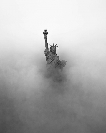 [url=http://instagram.com/p/BWIEAeihuWj]@drstanakatic[/url]: Feliz aniversário, Estados Unidos! #4deJulho

O novo Colosso
🗽
Não como o gigante bronzeado de grega fama,
Com pernas abertas e conquistadoras a abarcar a terra;
Aqui nos nossos portões banhados pelo mar e dourados pelo sol, se erguerá
Uma mulher poderosa, com uma tocha cuja chama
É o relâmpago aprisionado e seu nome
Mãe dos Exílios. Do farol de sua mão
Brilha um acolhedor abraço universal; Os seus suaves olhos
Comandam o porto unido por pontes que enquadram cidades gêmeas.
"Mantenham antigas terras sua pompa histórica!" grita ela
Com lábios silenciosos "Dai-me os seus fatigados, os seus pobres,
As suas massas encurraladas ansiosas por respirar liberdade
O miserável refugo das suas costas apinhadas.
Mandai-me os sem abrigo, os arremessados pelas tempestades,
Pois eu ergo o meu farol junto ao portal dourado!" Emma Lazarus (novembro de 1883)
