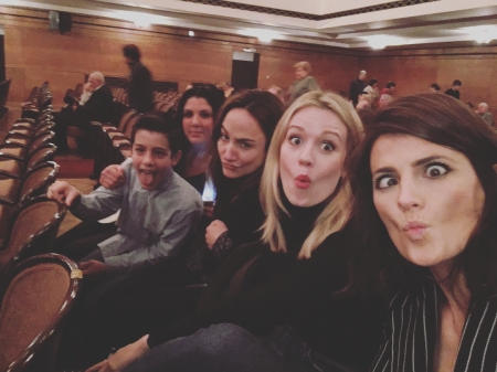 [url=http://instagram.com/p/BZSlJ_9hgpM]@drstanakatic[/url]: Fazendo as contas... Mais 4 dias! Gravei 10 episódios de um thriller chamado ABSENTIA que estreia em partes da Europa nesta semana. Espanha/Portugal/Romênia são os primeiros a exibir, na segunda-feira, 25 de setembro, às 22h. 🤓
Mal posso esperar para vocês verem o trabalho do nosso elenco (Instagram: @heusinger @angelbonanni33 @cara_theobold @theneiljackson @brunobichir @patrick_mcauley_ @mistercolquhoun ). 😜
