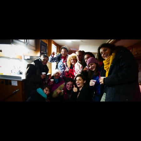 [url=http://facebook.com/stanakaticfanpage/posts/10154808128651674]Stana Katic[/url]: BUM! Levando #Absentia para casa, para a 🎥 equipe incrível por trás de "300," "Os Mercenários" & mais filmes. Bulgária, você é demais! Vejo vocês em 27 de setembro, às 21h no AXN. #AmoNossaEquipe
