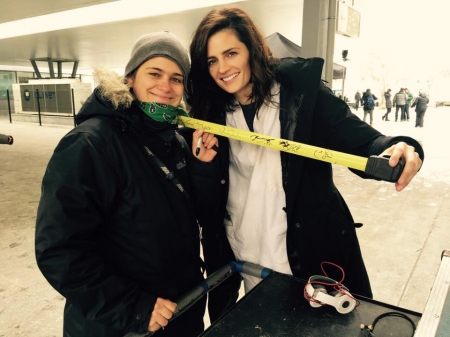 [url=http://facebook.com/stanakaticfanpage/posts/10154808128651674]Stana Katic[/url]: BUM! Levando #Absentia para casa, para a 🎥 equipe incrível por trás de "300," "Os Mercenários" & mais filmes. Bulgária, você é demais! Vejo vocês em 27 de setembro, às 21h no AXN. #AmoNossaEquipe
