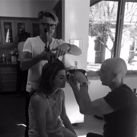 [url=http://twitter.com/Stana_Katic/status/943364235098288128]@Stana_Katic[/url]: Uma breve prévia nesse bastidor: No Instagram, @dklahair (cabelo) e @brettglam (maquiagem) me embonecando para as fotos. Obrigada, rapazes. #CercadaPorHomensTalentosos #SessãoDeFotos *as fotos sairão em breve*
