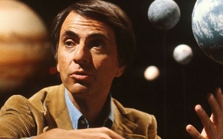 [url=http://instagram.com/p/BgmVeXkhCxW]@drstanakatic[/url]: #QuedinhaDeQuarta: 🛰 #CarlSagan 🛰 Autor de um dos meus livros preferidos de todos os tempos, #Cosmos. Uma mente épica.
 
"Olhe novamente para aquele ponto. É aqui. É a nossa casa. Aquilo somos nós. Nele, todos que você ama, todos que você conhece, todo mundo de quem já ouviu falar, todos os seres humano que existiram, viveram as suas vidas. O agregado da nossa alegria & sofrimento, milhares de religiões, ideologias & doutrinas econômicas confiantes, cada caçador & lavrador, cada herói & covarde, cada criador & destruidor de civilização, cada rei & camponês, cada jovem casal apaixonado, cada mãe & pai, criança esperançosa, inventor e explorador, cada professor de moral, cada político corrupto, cada super celebridade, cada líder supremo, cada santo & pecador na história da nossa espécie viveu aí - num grão de pó suspenso num raio de sol.
A Terra é um palco muito pequeno numa vasta arena cósmica. Pensem nos rios de sangue derramados por todos aqueles generais & imperadores para que, na sua glória & triunfo, eles pudessem se tornar os mestres momentâneos duma fração de um ponto. Pensem nas crueldades sem fim infligidas pelos moradores de um canto deste pixel aos quase indistinguíveis moradores de algum outro canto, quão freqüentes os seus mal-entendidos, quão ávidos eles são para matar uns aos outros, quão ardentes os seus ódios. As nossas exageradas atitudes, a nossa imaginada auto-importância, a ilusão de termos alguma posição privilegiada no Universo, são desafiadas por este pálido ponto de luz. O nosso planeta é um cisco solitário na grande e envolvente escuridão cósmica. Na nossa obscuridade, em toda esta vastidão, não há indícios de que vá chegar ajuda de outro lugar para nos salvar de nós mesmos.
A Terra é o único mundo conhecido até agora capaz de abrigar vida. Não há mais nenhum outro, pelo menos no futuro próximo, para onde a nossa espécie possa migrar. Visitar, sim. Estabelecer-se, ainda não. Gostando ou não, por enquanto, a Terra é onde deixaremos nossa marca.
Dizem que a astronomia é uma experiência de humildade e de construção de caráter. Não há, talvez, melhor demonstração da tolice da presunção humana do que esta distante imagem do nosso minúsculo mundo. Para mim, isso acentua a nossa responsabilidade para lidarmos mais gentilmente uns para com os outros, e para cuidarmos e protegermos o pálido ponto azul, o único lar que conhecemos."
-- Carl Sagan
