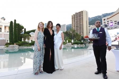 [url=http://instagram.com/p/BeJO6TUhGNG]@drstanakatic[/url]: #fbf para quando apresentamos #Absentia em sua estreia mundial na noite de abertura do Monte Carlo Festival. Foi uma oportunidade de andar com a indicada ao Oscar, vencedora do Emmy e durona em geral #ShohrehAghdashloo @saghdashloo... e de conhecer a elétrica & talentosa #OdileVuillemin @odilevuillemin.

Absentia estreará no Canadá no #Showcase neste domingo, 21 de janeiro, às 21h 🇨🇦 e na Amazon na sexta-feira, 2 de fevereiro, nos EUA 🇺🇸. @showcasedotca @primevideo
