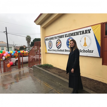 [url=http://twitter.com/Stana_Katic/status/969710805384970240]@Stana_Katic[/url] | [url=http://instagram.com/p/Bf1qevfBbzT]@drstanakatic[/url]: Prepare-se, Estados Unidos! Os alunos da Escola Primária Ardella B. Tibby são um grupo formidável. Hoje conheci os futuros veterinários, cantores, comediantes, boxeadores, enfermeiros, dançarinos, DJs, artistas e pediatras desse país. Obrigada a todos os alunos por me receberem em suas salas de aula. Vocês são preciosos!

#ReadAcrossAmerica
#DiaDeLerPelosEUA
#AniversárioDoDrSeuss
#DrSeuss
