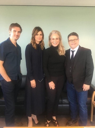 [url=https://www.facebook.com/stanakaticfanpage/posts/10155284790391674]Stana Katic[/url] | [url=http://twitter.com/Stana_Katic/status/983717284702126080]@Stana_Katic[/url]:  Relembrando quando trabalhei com essas 3 almas espetaculares na leitura dos @SelectedShorts no @GettyMuseum.
