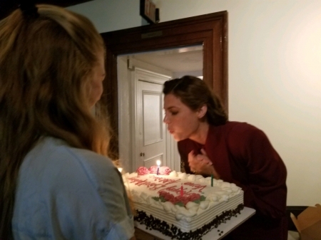 [url=http://twitter.com/Stana_Katic/status/989909142876966915]@Stana_Katic[/url] | [url=http://instagram.com/p/BiFMJKEB0NC]@drstanakatic[/url]: 🎂🎂🎂🎂🎂🎂🎂🎂
Obrigada a todos pelo amor & felicitações, seus corações maravilhosos! Vocês fizeram meu coração brilhar! 💜 Pude começar um novo ano fazendo o que amo... e comendo esse bolo vegano ridiculamente delicioso. #CheiaEFeliz #Sorturda
