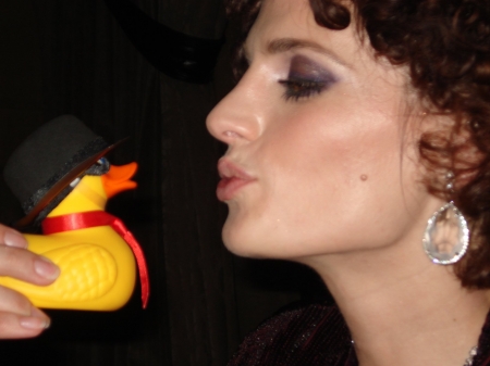 [url=https://www.facebook.com/duckshow/photos/a.255240921158275.86393.165473730134995/255241781158189]Duckshow[/url]: Stana Katic e o Pato Spirit na premiere de "The Spirit".
