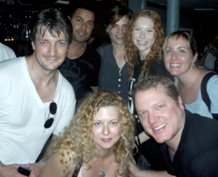 [url=https://twitter.com/AccompliceGame/statuses/172415832696176640]@AccompliceGame[/url]: Quando estavam filmando em NYC, Nathan Fillion trouxe o enco de #Castle ao Accomplice. Eles são tão incríveis quanto se poderia esperar.
Palavras chave: Twiter;2008;Nathan Fillion;Molly Quinn;Jon Huertas
