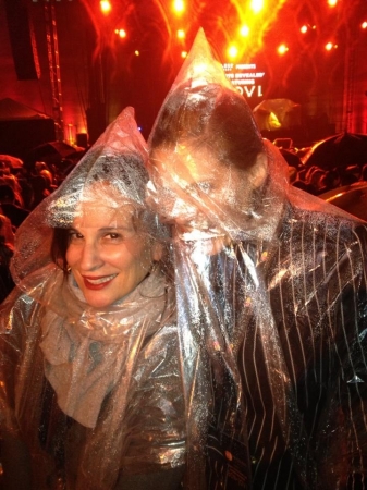 [url=https://twitter.com/lzakshorn/status/275091892339888128]@lzakshorn[/url] No show do Bon Jovi com as capas de chuva @stana_katic
Palavras chave: Twitter;2012;Laurie Zaks;Bon Jovi