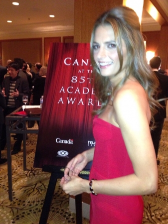 [url=https://twitter.com/RozHWolfe/status/304684014613168128]@RozHWolfe[/url] Animada que a linda @Stana_Katic está apresentando o almoço do #Oscar em homenagem aos indicados canadenses hoje em LA. #OscarCan
Palavras chave: CANADA AT THE 85TH ACADEMY AWARDS;2013;TWITTER