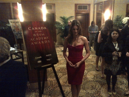 [url=https://twitter.com/caillor/status/304683305377349632]@caillor[/url] Incrível! @Stana_Katic chegou, e estará apresentando o evento #OscarCan em LA.
Palavras chave: CANADA AT THE 85TH ACADEMY AWARDS;2013;TWITTER