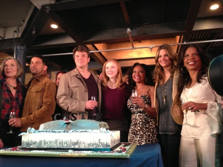 [URL=https://twitter.com/JennyCooney/status/306892033962934272]@JennyCooney[/URL] Cutting the cake on #castle set! Happy 100th episode airing in US April 1!
Palavras chave: CASTLE;BASTIDORES;5ª TEMPORADA;THE LIVES OF OTHERS;5.19;5X19;S05E19;2013;TWITTER