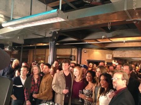 [URL=https://twitter.com/LauinLA/status/306892154469486592]@LauinLA[/URL]: Foto do elenco #Castle100! #1ºDeAbril #Castle
Palavras chave: CASTLE;BASTIDORES;5ª TEMPORADA;THE LIVES OF OTHERS;5.19;5X19;S05E19;2013;TWITTER