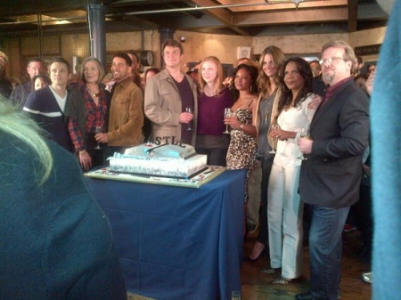 [url=https://twitter.com/VladaGelman/statuses/306893233621979136]@VladaGelman[/url]: Elenco e quipe de #Castle tirando uma foto para o episódio de 1º de abril.
Palavras chave: CASTLE;BASTIDORES;5ª TEMPORADA;THE LIVES OF OTHERS;5.19;5X19;S05E19;2013;TWITTER