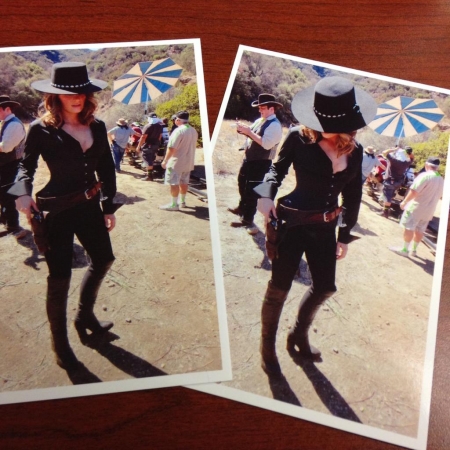 [url=https://twitter.com/RedCarpetLuke/status/534599010204385281]@RedCarpetLuke[/url]: A magnífica musa de #Castle @Stana_Katic nos bastidores do rancho da #Paramount. Cerca de 38ºC naquele dia.
