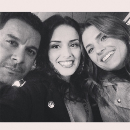 [url=http://instagram.com/p/v2bYhPDpLu/]@vannessavasquez_[/url]: Me divertidno demais com Stana e Jon Huertas no set de Castle!! Eles dois são hilários!! Amo eles! <3
