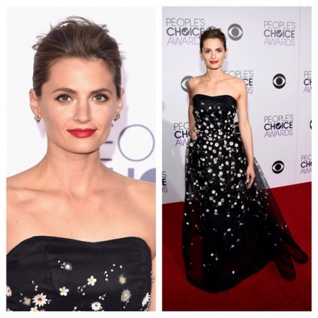 [url=http://instagram.com/p/xmcDJBkAcu]@lisaaharon[/url]: Que modo fabuloso de começar 2015... Stana Katic, arrasando no tapete vermelho do People's Choice Awards ontem à noite! Parabéns pela vitória! @drstanakatic @jedroot @chanelofficial @nicolechavezstyle @robertramosprod #Beauty #RedCarpet #ChanelBeaute #RougeAllureVelvet #StanaKatic #Castle #PeoplesChoiceAwards
