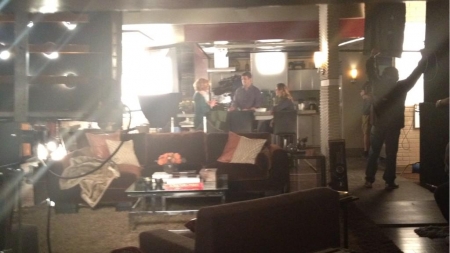 [url=https://twitter.com/The_JML/status/557634654128582656]@The_JML[/url]: Adorei essa foto dos bastidores com @NathanFillion @Stana_Katic e Susan Sullivan. #Castle #DinâmicaFamiliar
