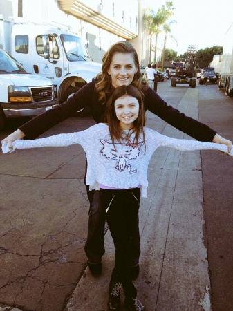 [url=https://twitter.com/MadisonRMHall/status/558789395621228545]@MadisonRMHall[/url]: Tão incrível conhecer #KateBeckett de @Castle_ABC, também conhecida como @Stana_Katic no set hoje! Sou uma ENORME fã da série. =) #Castle
