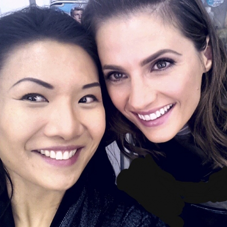 [url=http://instagram.com/p/yO5kXXnIF1/]@officialgwendolineyeo[/url]: "Fraterday" - gravando na 6ª à noite até sábado com Stana, a Beckett, em "Castle". Amo essa garota!
