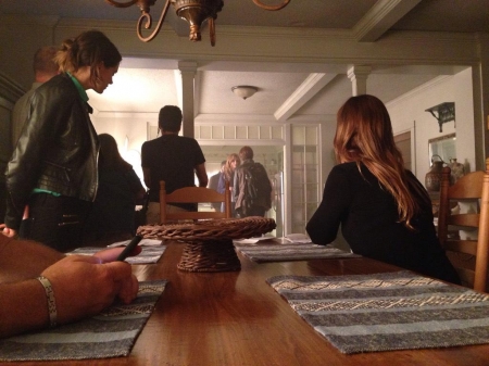 [url=https://twitter.com/AndrewBikichky/status/648944286738702340]@AndrewBikichky[/url]: A equipe assiste ao ensaio no set do esconderijo. Ep802 #Castle
