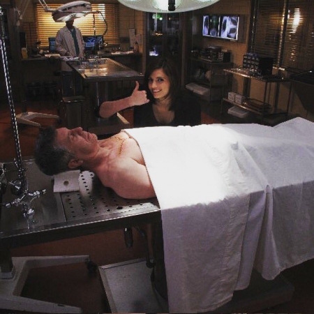[url=https://twitter.com/realssullivan/status/731120732374077444]@Tom_Bergeron[/url]: Outra lembrança favorita de @Castle_ABC. @Stana_Katic aprova meu "cadáver"!
