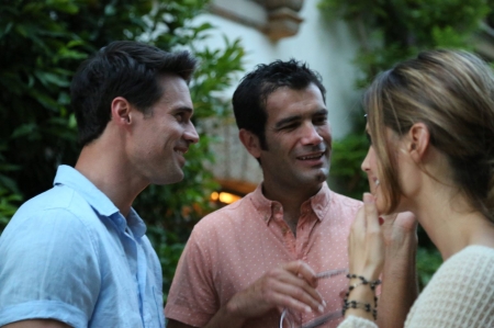 [url=https://www.facebook.com/LostInFlorenceMovie/photos/pcb.1349033081784951/1349032531785006]Lost in Florence[/url]: Brett, Marco e Stana conversando após um dia de gravações de LOST IN FLORENCE.
