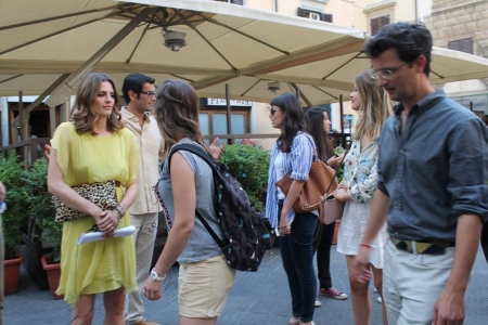 [url=https://www.facebook.com/giacomotreviglio/photos/a.1825570404377868.1073741828.1792949284306647/1874783856123189/]Giacomo Treviglio[/url]: Stana Katic, Marco Bonini, Alessandra Mastronardi e Emily Atack chegando no set.

