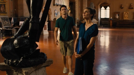 [url=https://www.facebook.com/LostInFlorenceMovie/posts/1370562126298713]Lost in Florence[/url]: Para encerrar a semana de "casais"... não é um casal romântico, mas dois primos e bons amigos no filme, Brett Dalton e Stana Katic, em um novo still no Museu Bargello...
