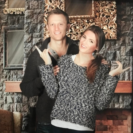[url=https://instagram.com/p/BRS8D9xDQkJ]@theneiljackson[/url]: Essa foto está em uma moldura em um dos sets da série. Uma foto de família de mentira, com minha irmã de mentira (@drstanakatic) com um fundo de mentira. Mas os sorrisos são de verdade :)
#Absentia
#FamíliaDeMentira
#AmorVerdadeiro
