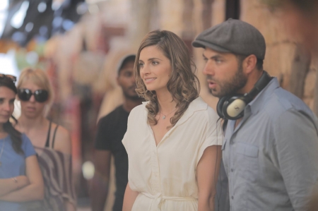 [url=https://www.facebook.com/therendezvous2016/photos/a.263784977350853.1073741828.263285814067436/362722634123753]The Rendezvous[/url]: Bastidores de "The Rendezvous": diretor Amin Matalqa e protagonista Stana Katic em locação na Jordânia!

A propósito, obrigado a todos pela paciência contínua enquanto acertamos a agenda do lançamento! Só podemos estrear um filme uma vez, então queremos ter certeza de que seja da maneira certa!

Dito isso, vocês serão os primeiros a saber assim que tivermos acertado tudo!  #TheRendezvous2017 #NovosHeroisEmHollywood
